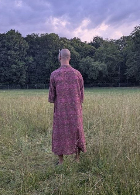 Kimono long paisley prune, vu de dos dans un champ au crépuscule