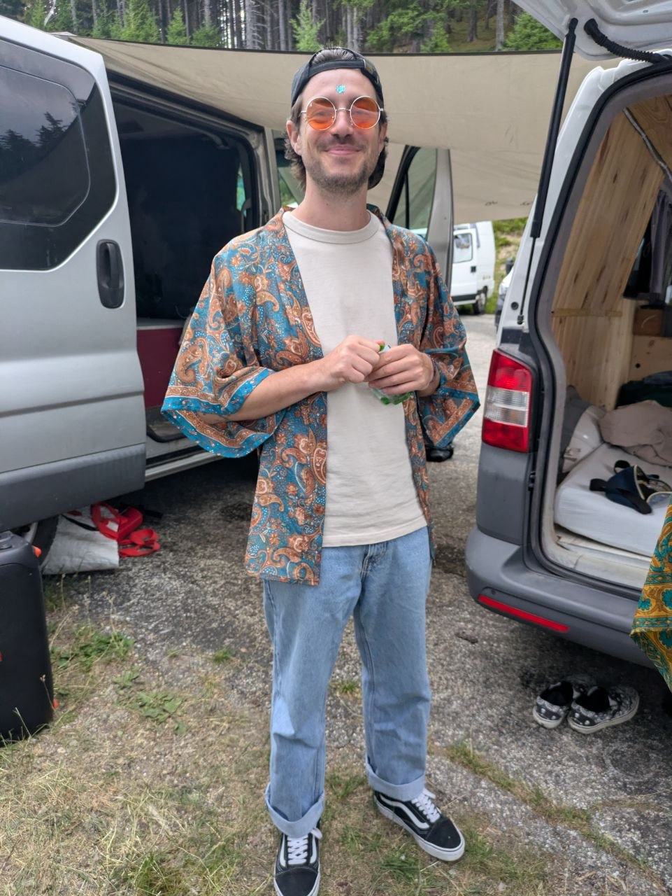 Kimono Van Life, imprimé paisley émeraude et rouille, porté devant un van