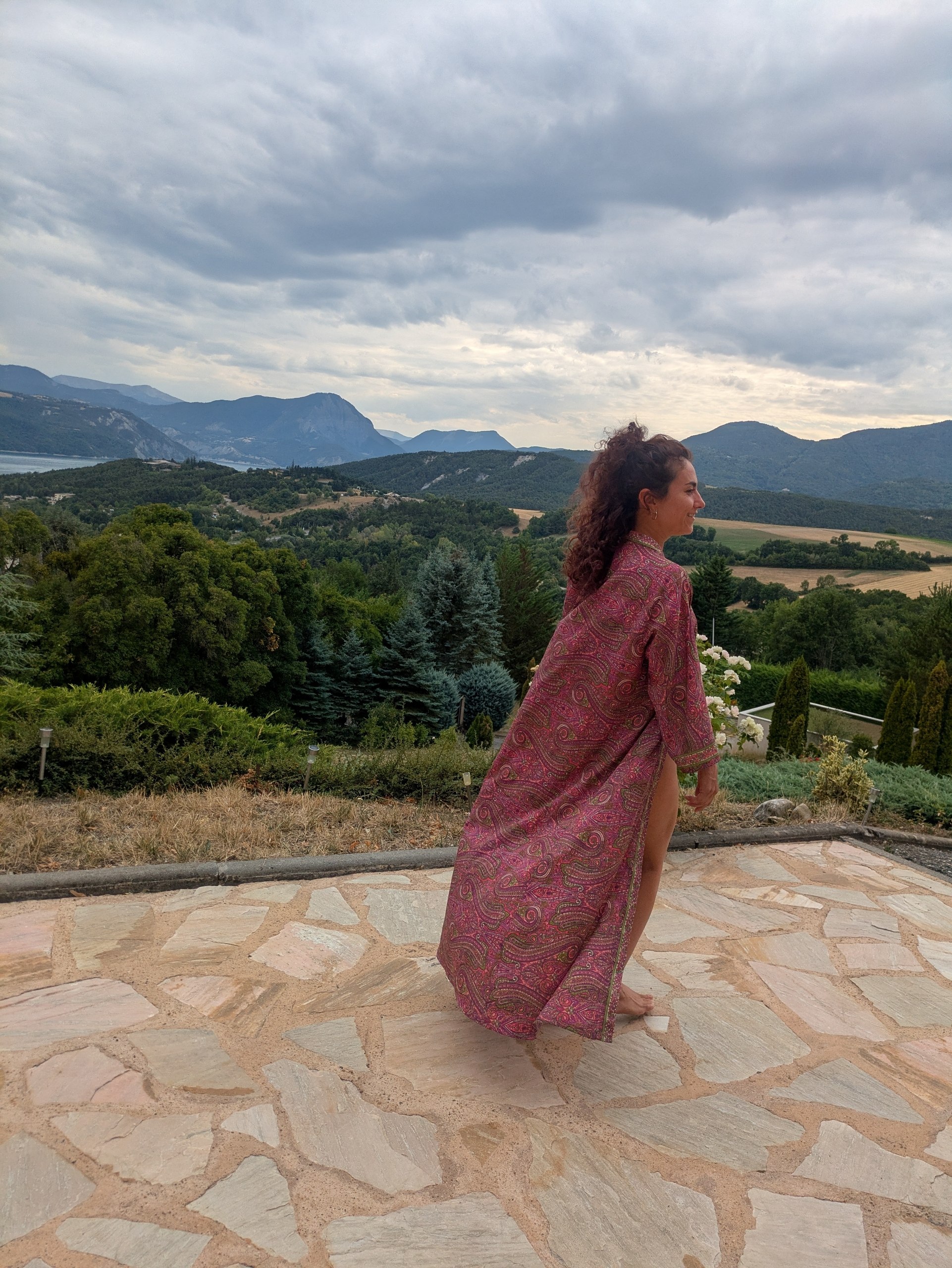 Kimono long paisley, porté de dos lors d'une promenade du soir face à un lac de montagne